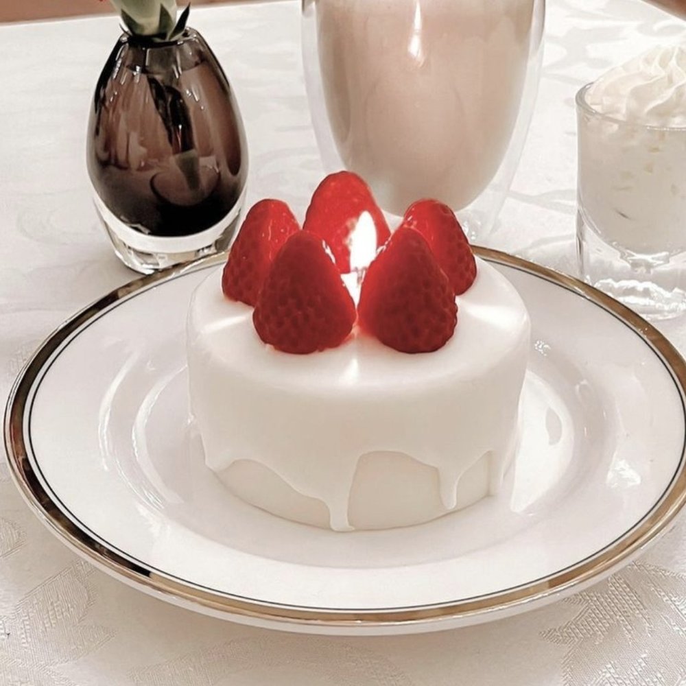 NWT Strawberry Cake Scented Romantic & Luxurious Candle